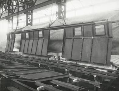 172293 Afbeelding van een zijwand van een van de in aanbouw zijnde de stalen bagagerijtuigen rijtuigen serie D 6061 - ...